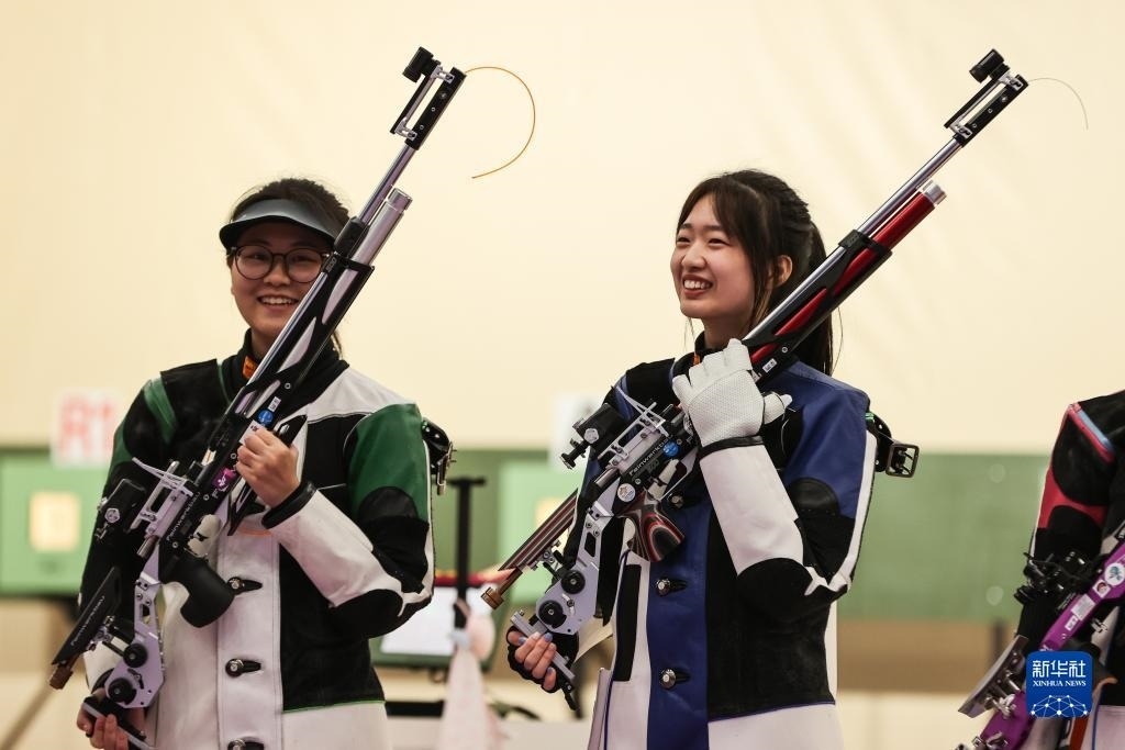 2023年9月24日，在杭州亞運(yùn)會(huì)射擊項(xiàng)目女子10米氣步槍個(gè)人決賽中，中國(guó)選手黃雨婷以252.7環(huán)的成績(jī)獲得冠軍，韓佳予獲得亞軍，印度選手拉米塔獲得季軍。圖為黃雨婷（右）、韓佳予在比賽后。新華社記者 單宇琦 攝