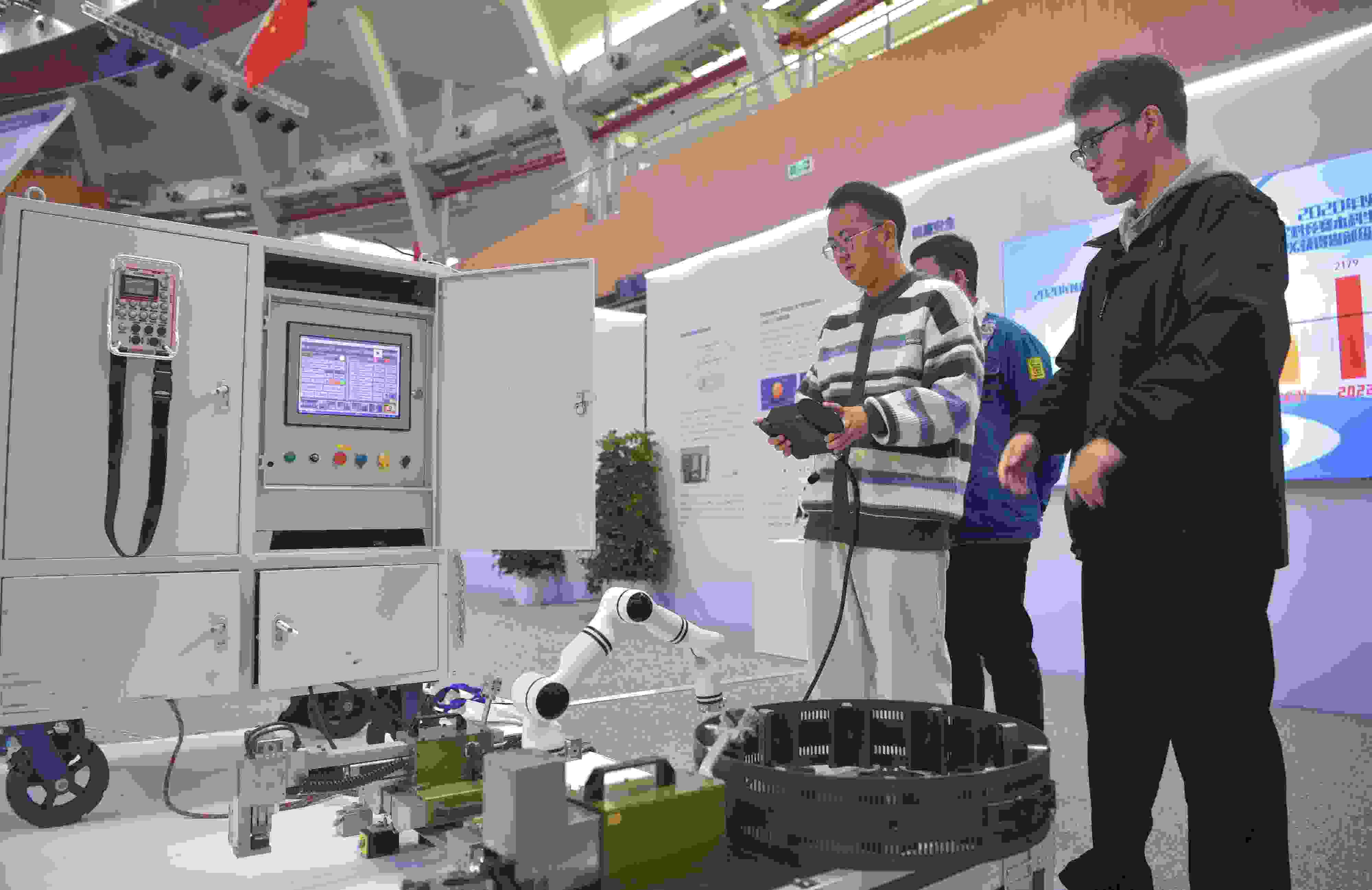 2023年，京南地區(qū)高?？萍汲晒平闀?huì)在北京建筑大學(xué)大興校區(qū)舉行。圖為高校師生在展示管道全位置焊接機(jī)器人系統(tǒng)成果。