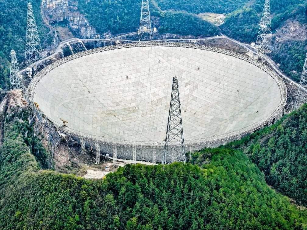 這是2024年2月26日拍攝的位于貴州的“中國天眼”（無人機(jī)全景圖片，維護(hù)保養(yǎng)期間拍攝）。新華社記者 歐東衢 攝