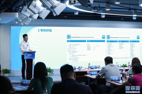 現(xiàn)場(chǎng)“學(xué)術(shù)中國(guó)-知識(shí)產(chǎn)權(quán)服務(wù)平臺(tái)”首席架構(gòu)師歐崢介紹平臺(tái)服務(wù)功能