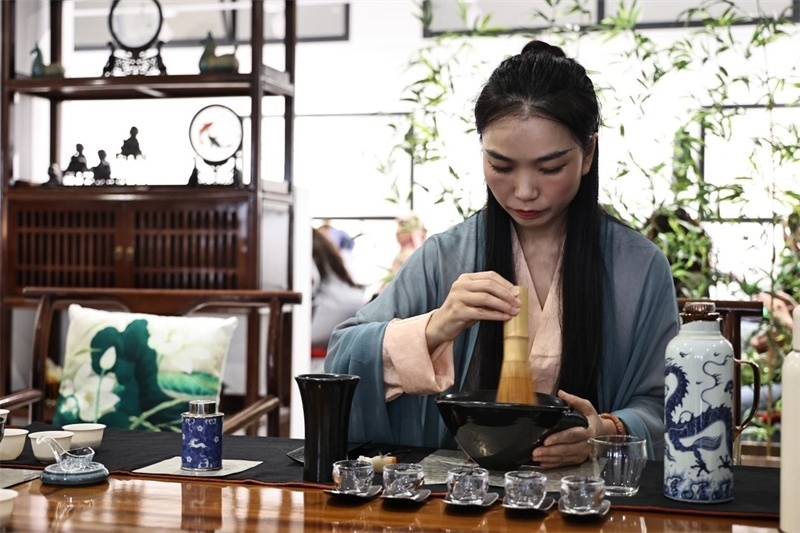 茶藝師現場展示宋式點茶。拉巴特中國文化中心供圖