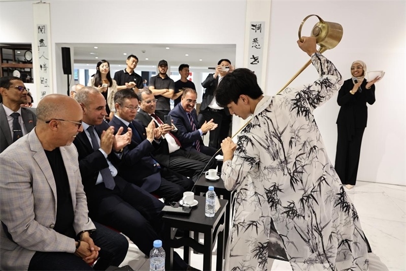 長嘴壺斟茶。拉巴特中國文化中心供圖