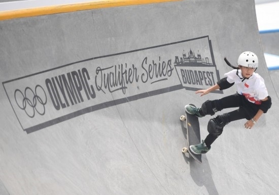 6月20日，鄭好好在比賽中，她在預(yù)賽中最佳成績?yōu)?2.60分。當(dāng)日，巴黎奧運(yùn)會(huì)資格系列賽布達(dá)佩斯站滑板女子碗池預(yù)賽在布達(dá)佩斯舉行。新華社記者 賀燦鈴 攝