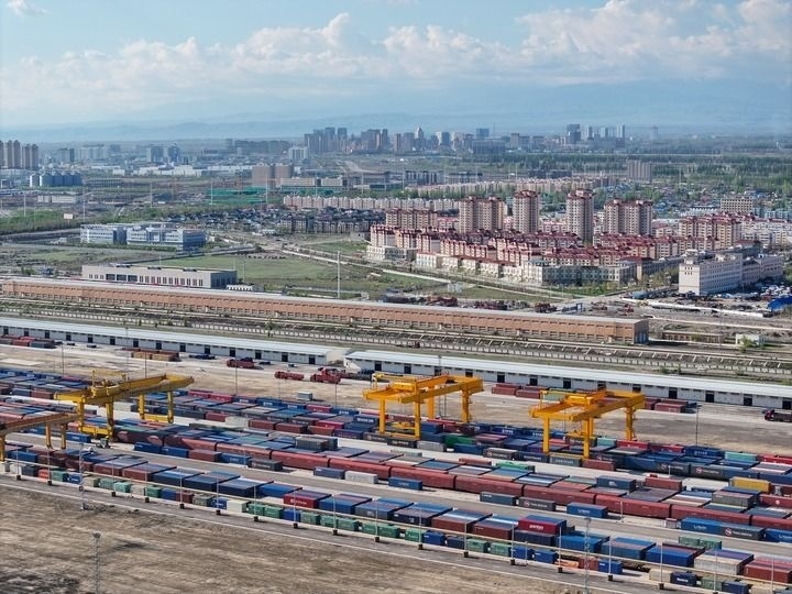 這是2024年4月18日拍攝的霍爾果斯鐵路口岸換裝場（無人機照片）。新華社記者 趙戈 攝