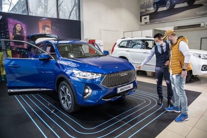 2021年4月1日，銷售人員在哈薩克斯坦阿拉木圖市經(jīng)銷商店向消費者介紹哈弗汽車。新華社發(fā)（阿斯塔納汽車公司供圖）