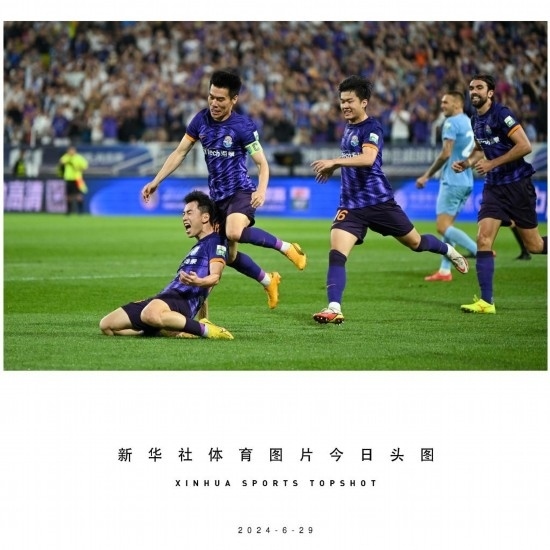  6月29日，天津津門虎隊球員劉俊賢（左一）在比賽中進球后慶祝。新華社記者 孫凡越 攝
