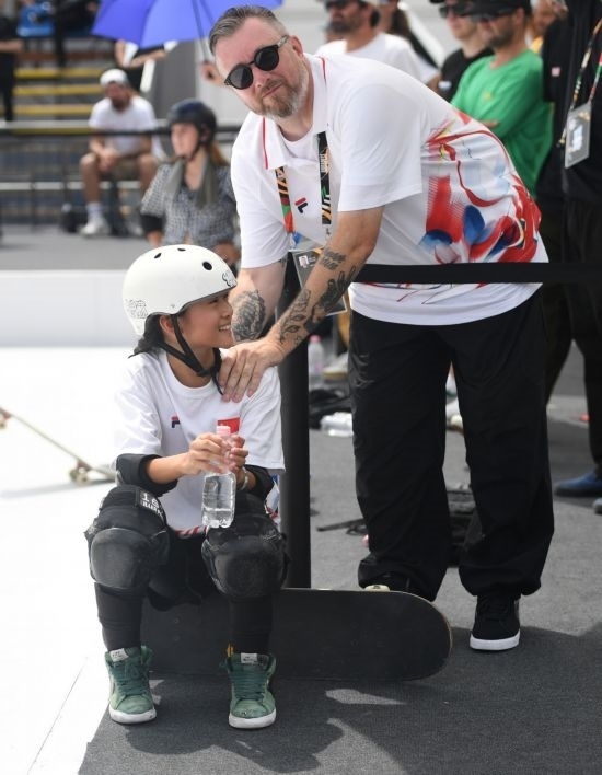 6月20日，鄭好好（左）在比賽間隙與教練互動(dòng)，她在預(yù)賽中最佳成績?yōu)?2.60分。當(dāng)日，巴黎奧運(yùn)會(huì)資格系列賽布達(dá)佩斯站滑板女子碗池預(yù)賽在布達(dá)佩斯舉行。新華社記者 賀燦鈴 攝