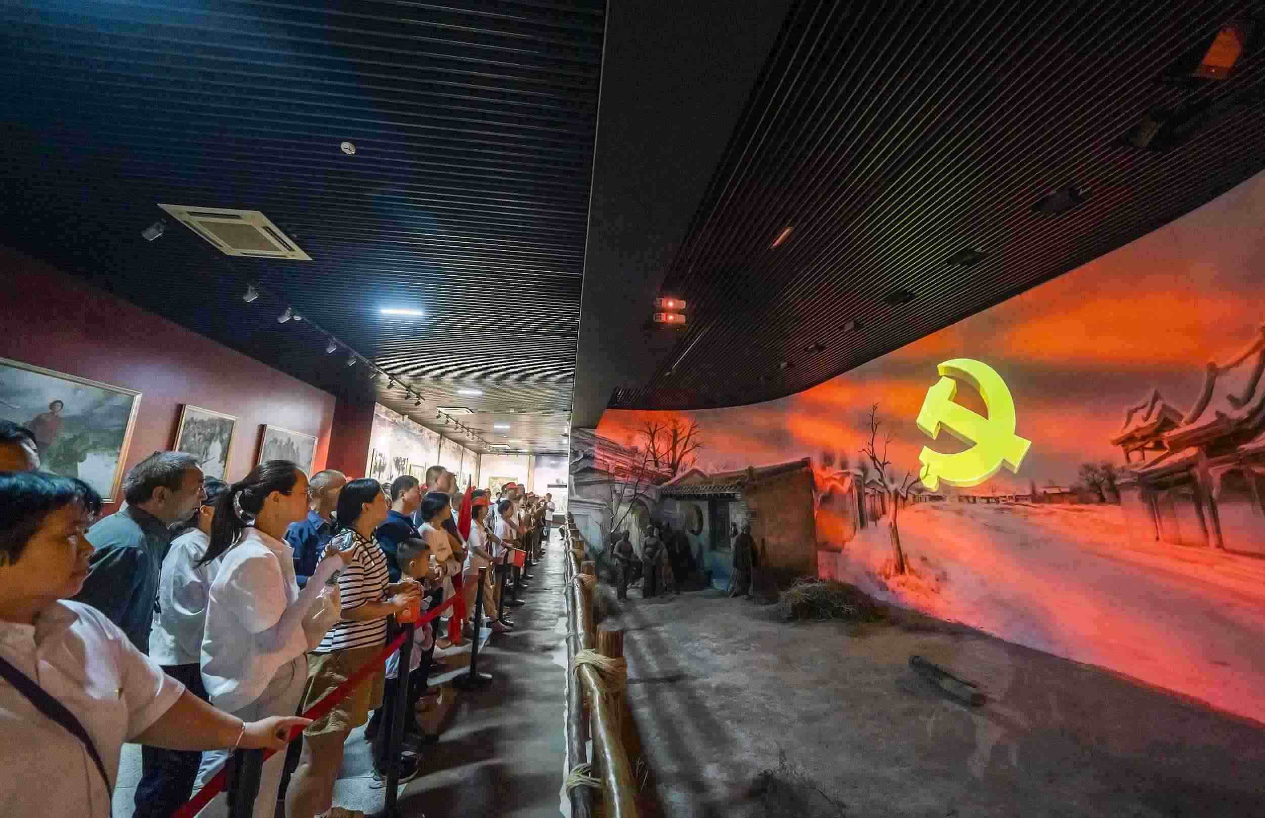 山西呂梁，游客正在文水縣劉胡蘭紀(jì)念館參觀。（圖片來(lái)源：視覺(jué)中國(guó)）