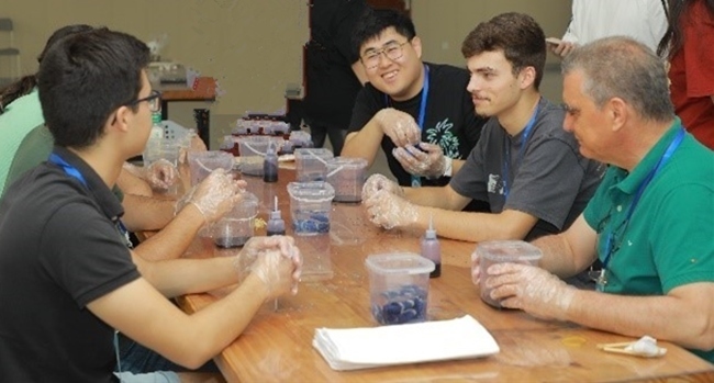 葡萄牙魯班工坊師生扎染體驗(yàn)。天津機(jī)電職業(yè)技術(shù)學(xué)院供圖