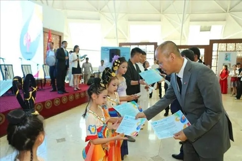 △當(dāng)?shù)貢r間6月27日，2024“未來世界”國際青少年藝術(shù)展演在塔吉克斯坦國家博物館開幕。