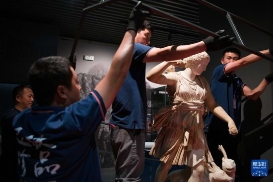 7月2日，工作人員將開(kāi)箱后的古希臘文物放置在展臺(tái)上。新華社記者 張端 攝