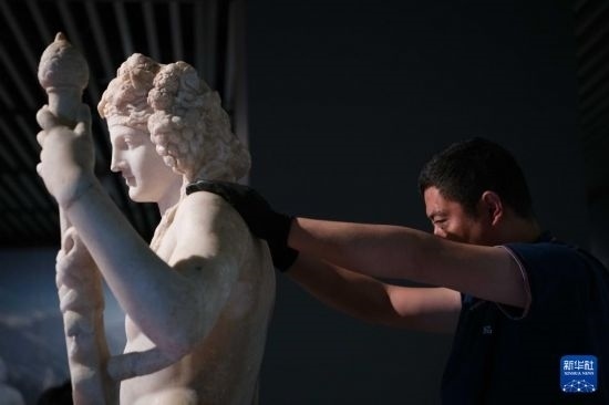 7月2日，工作人員將開(kāi)箱后的古希臘文物放置在展臺(tái)上。新華社記者 張端 攝