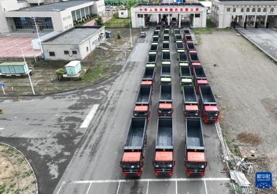 7月2日，車輛在巴克圖口岸辦理通關手續(xù)（無人機照片）。新華社發(fā)（馬丁 攝）