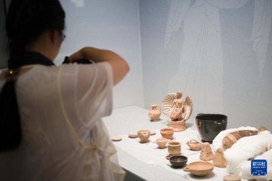 7月2日，開(kāi)箱后的古希臘文物被工作人員移入展柜。新華社記者 張端 攝