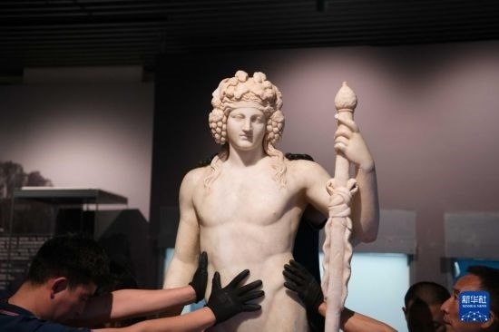 7月2日，工作人員將開(kāi)箱后的古希臘文物放置在展臺(tái)上。新華社記者 張端 攝