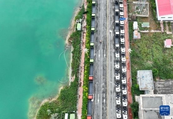 7月2日，車輛在巴克圖口岸有序出境（無人機照片）。新華社發(fā)（馬丁 攝）