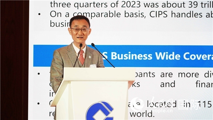 跨境銀行間支付清算有限責任公司總裁許再越發(fā)言。 人民網(wǎng) 張茜 攝