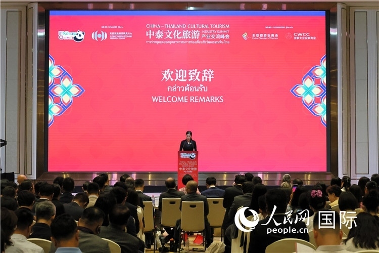 泰國(guó)文化部副部長(zhǎng)普洛伊·塔尼庫(kù)發(fā)表演講。