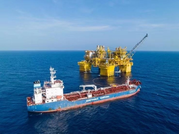 “深海一號”正在開展凝析油外輸作業(yè)。徐海舟攝