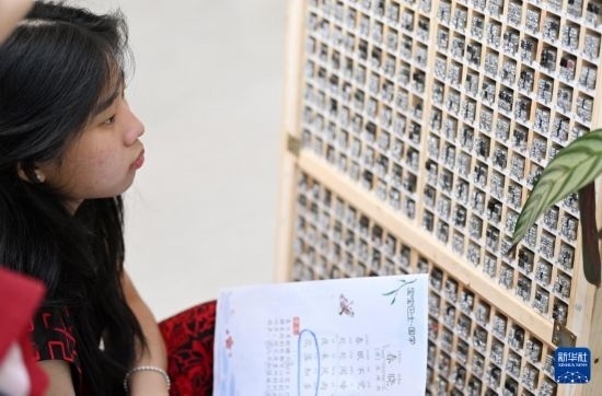 7月3日，外國(guó)學(xué)生在了解中國(guó)的活字印刷。新華社記者 李然 攝