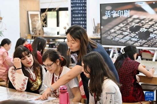 7月3日，外國(guó)學(xué)生在了解中國(guó)文化。新華社記者 李然 攝