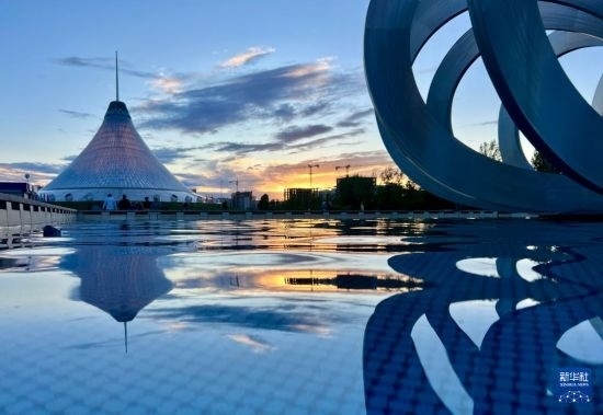 這是7月1日在哈薩克斯坦首都阿斯塔納拍攝的“可汗之帳”購(gòu)物中心。新華社記者 岳月偉 攝