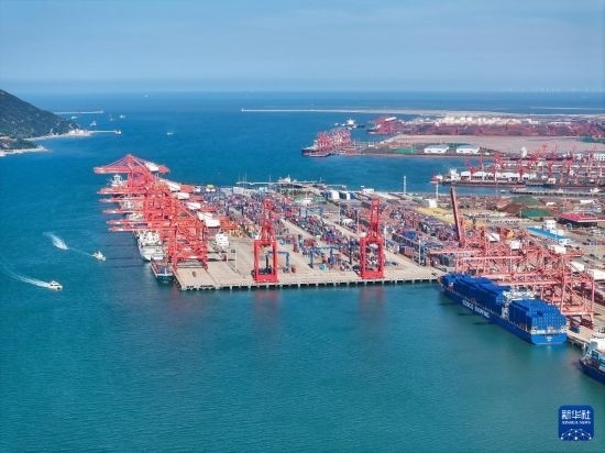 6月26日，貨輪?？吭谶B云港港集裝箱碼頭（無(wú)人機(jī)照片）。新華社記者 季春鵬 攝
