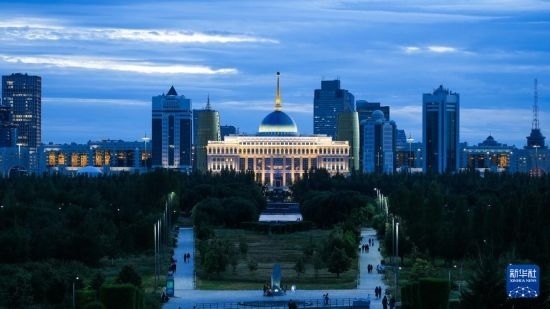 這是7月2日在哈薩克斯坦首都阿斯塔納拍攝的總統(tǒng)府及城市建筑。新華社記者 王建華 攝