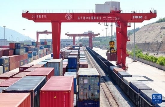 6月30日，在中哈連云港物流合作基地，大型機(jī)械在吊裝集裝箱（無(wú)人機(jī)照片）。新華社發(fā)（王健民 攝）