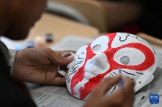 7月3日，外國(guó)學(xué)生在繪制京劇臉譜。新華社記者 李然 攝