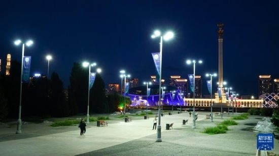 這是7月2日在哈薩克斯坦首都阿斯塔納拍攝的獨(dú)立廣場(chǎng)上的紀(jì)念柱（右后）。新華社記者 王建華 攝