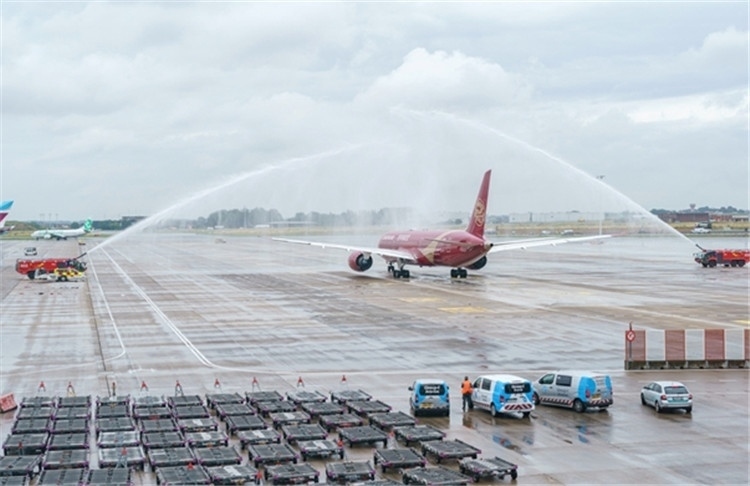 圖為布魯塞爾-上海返程航班出發(fā)前，布魯塞爾機場方面為返程航班舉行水門儀式。吉祥航空供圖