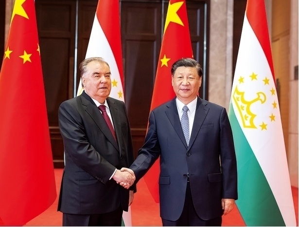 2023年5月，國家主席習近平在西安同來華出席中國—中亞峰會并進行國事訪問的塔吉克斯坦總統(tǒng)拉赫蒙會談。新華社記者 丁海濤 攝