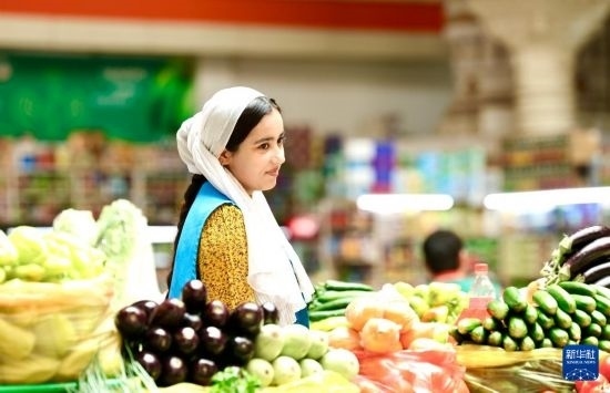 這是7月3日在塔吉克斯坦首都杜尚別大巴扎內(nèi)拍攝的營業(yè)者。新華社記者 姚大偉 攝