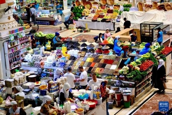 這是6月13日在塔吉克斯坦首都杜尚別拍攝的大巴扎內(nèi)景。新華社記者 鄭開君 攝