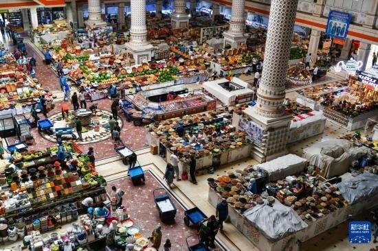 這是6月27日在塔吉克斯坦首都杜尚別拍攝的大巴扎內(nèi)景。新華社記者 曹陽 攝