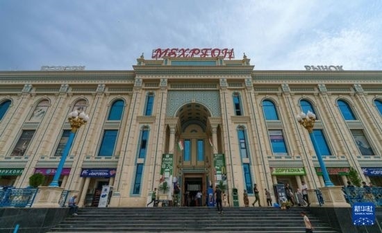 這是7月1日在塔吉克斯坦首都杜尚別拍攝的大巴扎外景。新華社記者 周荻瀟 攝