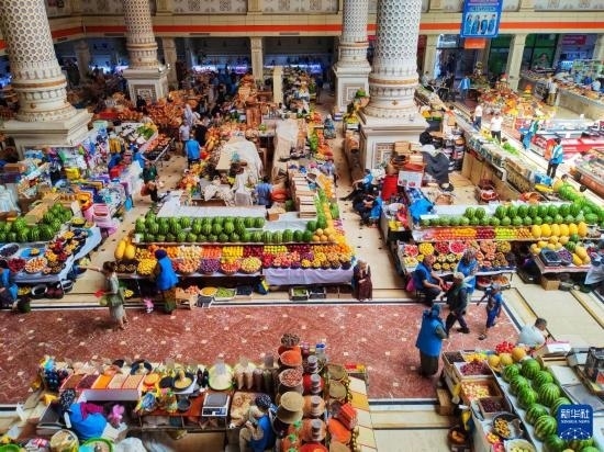 這是7月3日在塔吉克斯坦首都杜尚別拍攝的大巴扎內(nèi)景。新華社記者 燕雁 攝