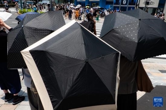 7月4日，人們在日本東京原宿的街道上等待紅綠燈。新華社記者 張笑宇 攝