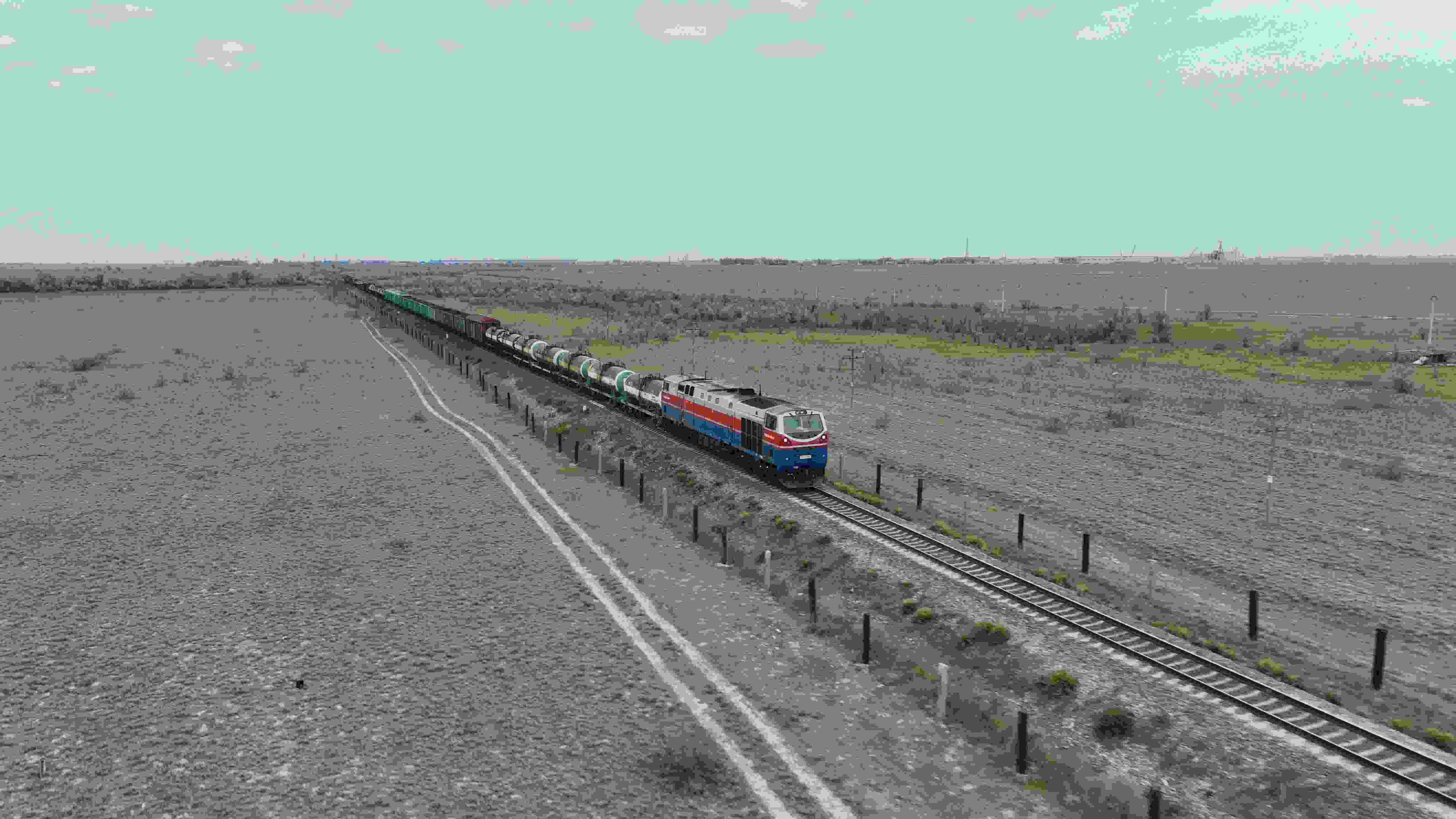 △ 2023年5月12日，在哈薩克斯坦阿拉木圖附近，貨運列車馳騁于阿拉木圖與中國霍爾果斯間（無人機照片）。