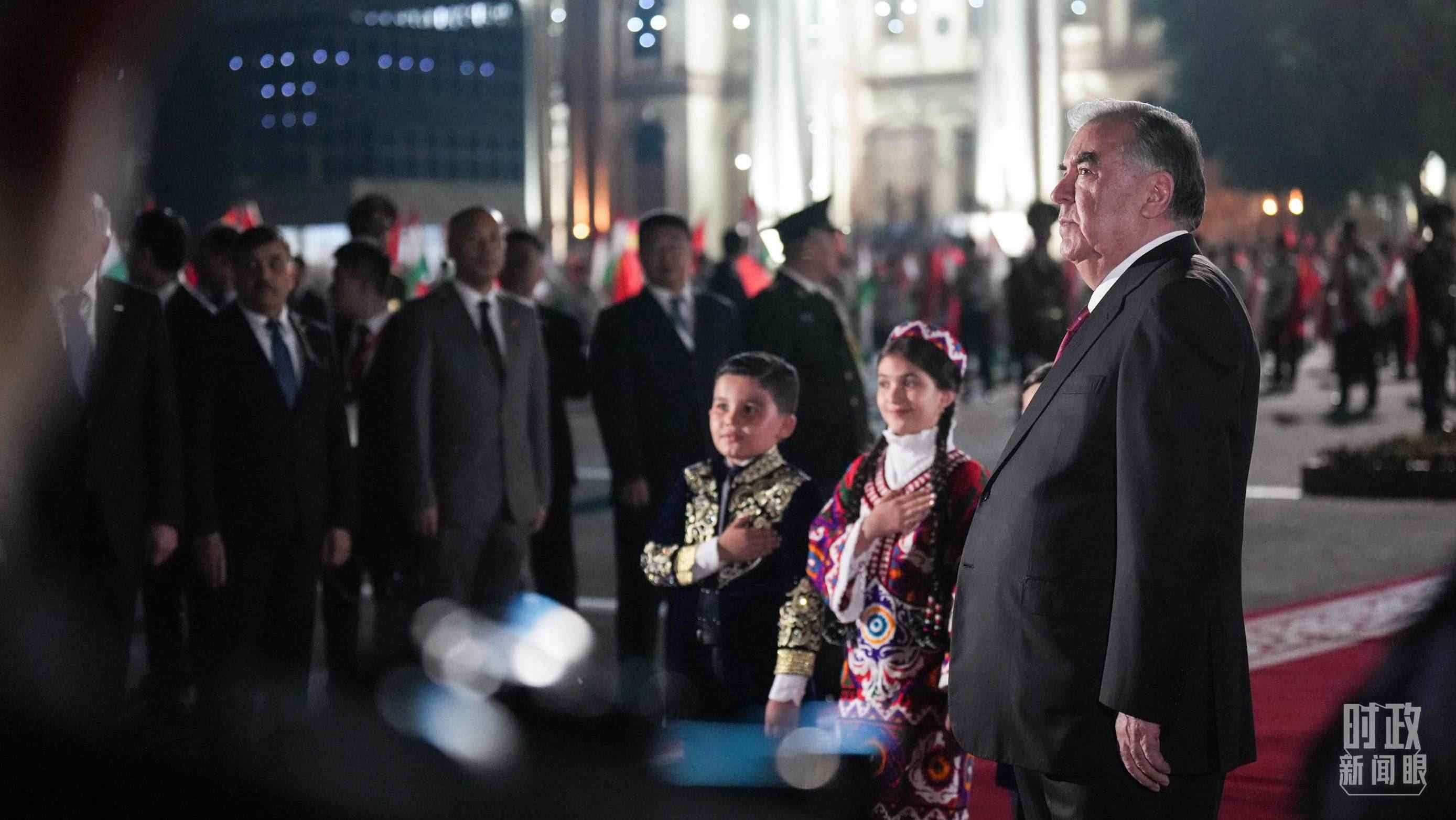 △拉赫蒙總統(tǒng)在機(jī)場(chǎng)迎接習(xí)主席。（總臺(tái)記者李晉拍攝）