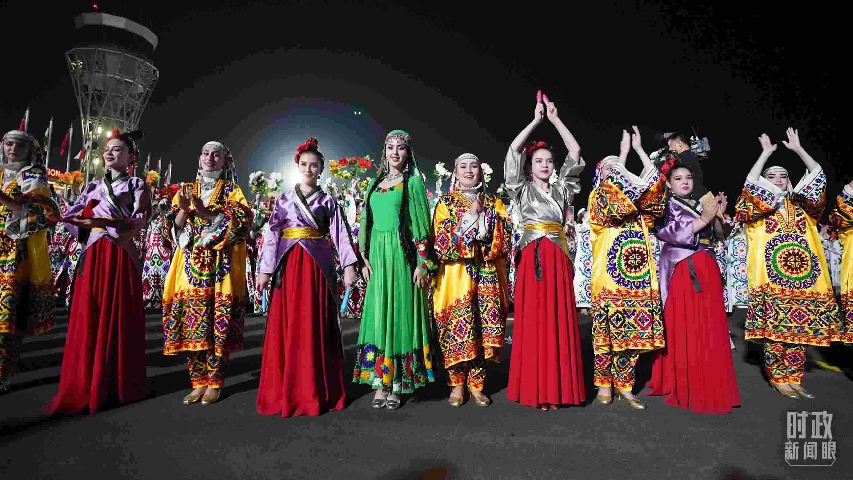 △迎賓儀式上身著民族盛裝的塔吉克斯坦青年。（總臺(tái)記者李晉拍攝）