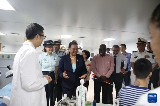 7月5日，塞舌爾衛(wèi)生部長(zhǎng)維多在中國(guó)海軍“和平方舟”號(hào)醫(yī)院船上參觀中醫(yī)診室。新華社發(fā)（劉志磊 攝）