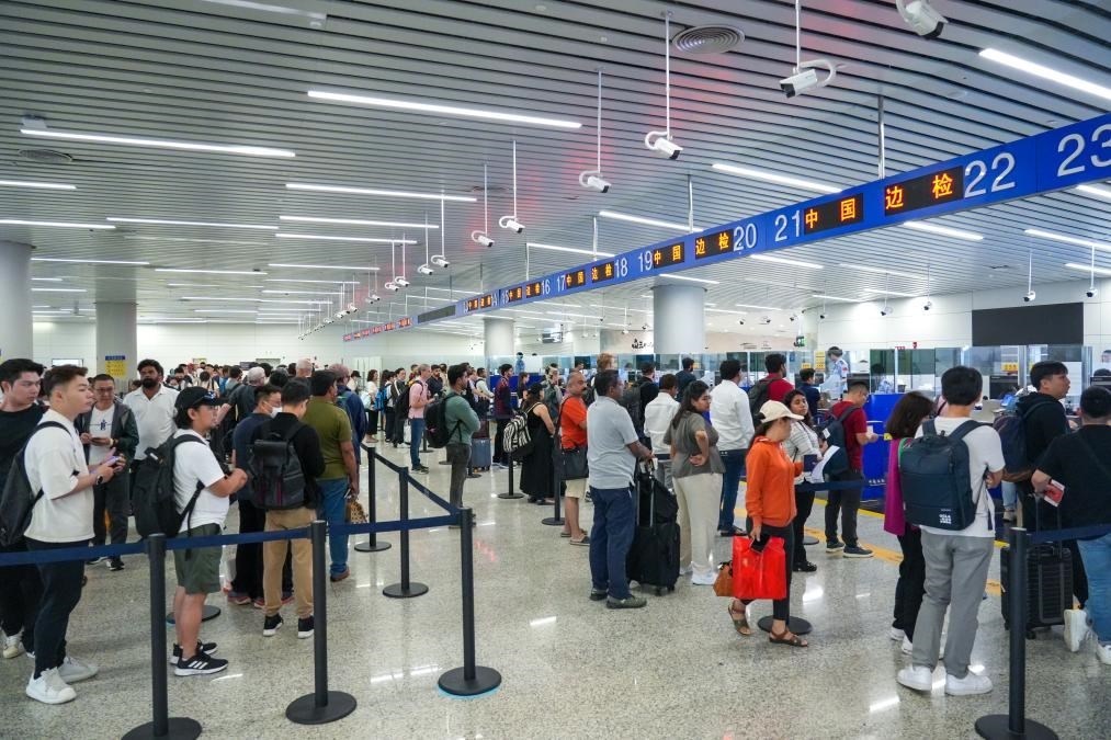 7月4日，白云邊檢站旅客通關(guān)現(xiàn)場。（白云邊檢站供圖）