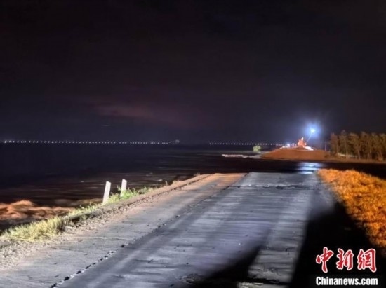  7月6日凌晨，湖南岳陽華容縣團洲垸洞庭湖一線堤防決口現(xiàn)場。中新社記者 白祖偕 攝