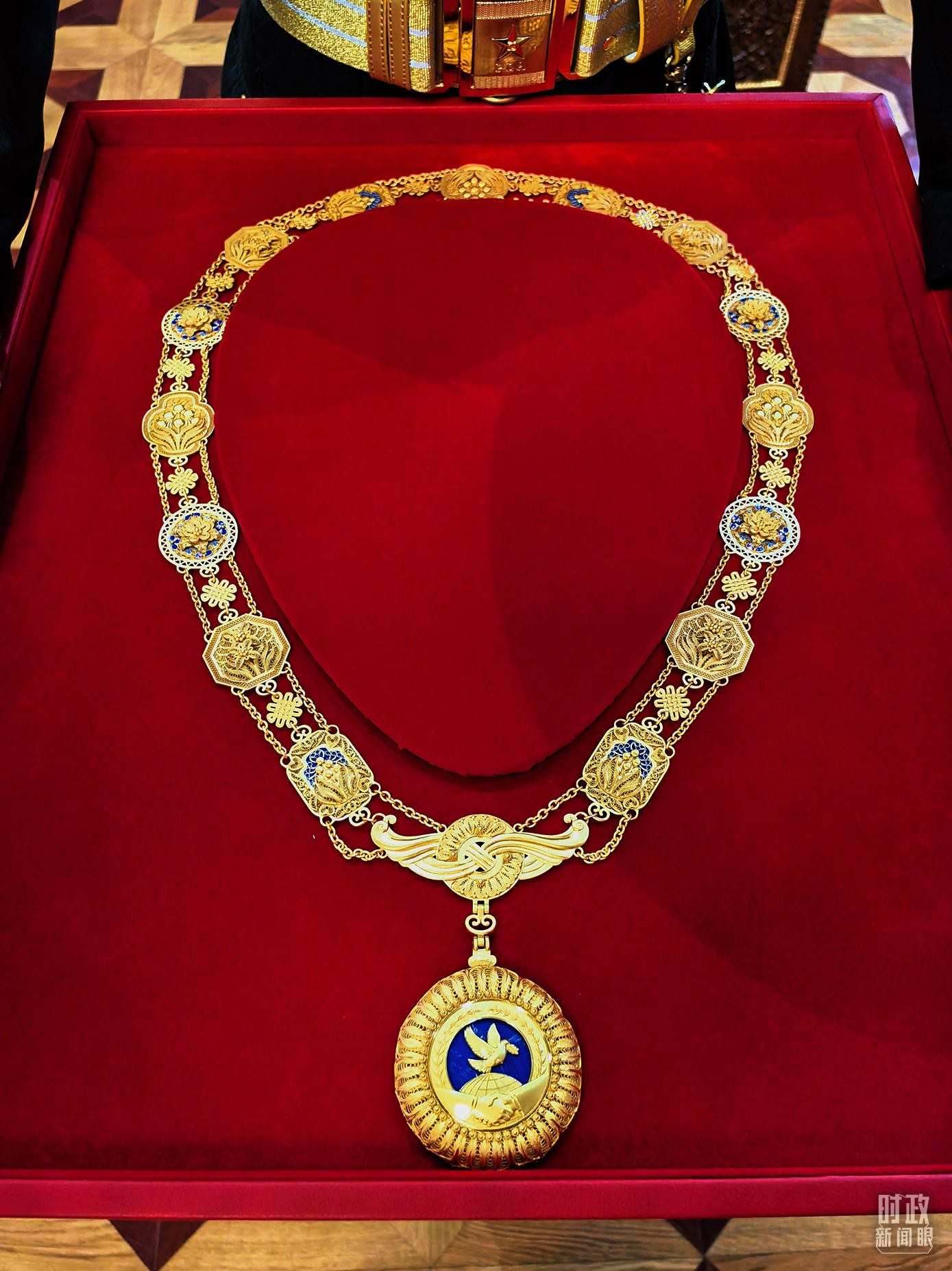 △中華人民共和國(guó)“友誼勛章”。（總臺(tái)央視記者范學(xué)禹拍攝）