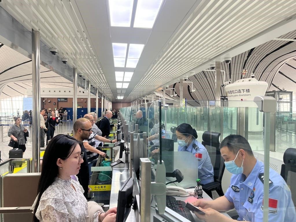 7月5日，北京大興國際機場邊檢站民警正在辦理邊檢查驗手續(xù)。（北京大興國際機場邊檢站供圖）