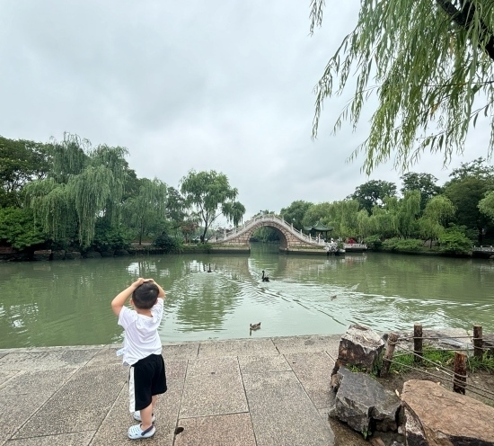 一位小朋友在二十四橋旁拍照。人民網(wǎng)記者 金慧慧攝