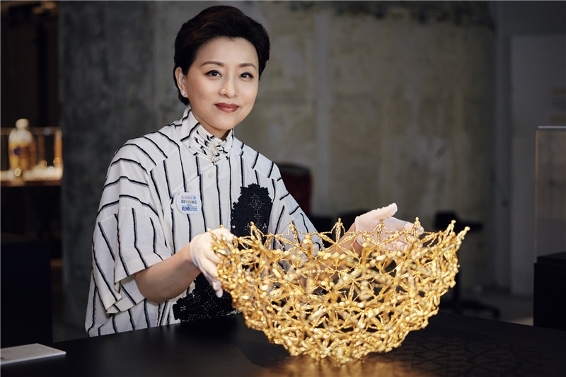 圖5:楊瀾在布展中(圖片:陽光媒體集團)