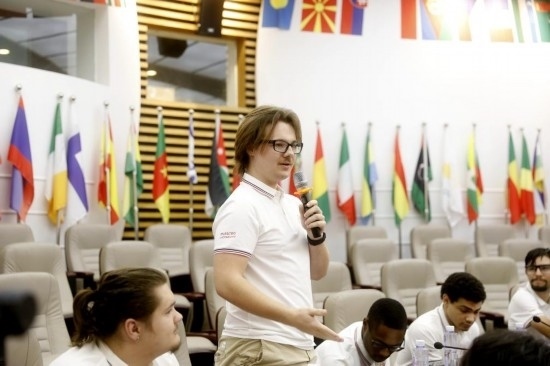 7月8日，美國(guó)中田納西州立大學(xué)大一學(xué)生雅克布·揚(yáng)在共譜華美和音交流營(yíng)上分享。新華社發(fā)